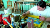 FORMACIÓN. Una joven elabora un cuadro en un taller de pintura artística.