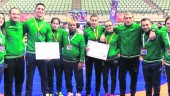 ÉXITO. Los luchadores y el cuadro técnico del Club Power de Torredelcampo con las medallas conseguidas.
