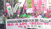 PROTESTA. Centenares de andaluces asisten en Sevilla a la manifestación para pedir una rectificación sobre los recortes aplicados en este inicio de curso.