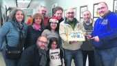 CELEBRACIÓN. Familiares y amigos (entre ellos el dibujante Juancarlos) entregan una tarta de felicitación a Arturo Molero. 