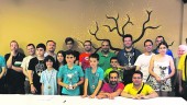 FIESTA. Foto de familia de los ganadores y algunos participantes de la XXX Copa Diputación de Ajedrez, celebrada en Mengíbar.