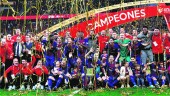EFUSIVIDAD. La plantilla del FC Barcelona junto con el cuerpo técnico y directivos posan en el Wanda Metropolitano con su trigésima Copa del Rey.