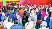 AGRICULTURA. Cientos de socios de la cooperativa “La Unión”, agolpados en una de las puertas del polideportivo, donde celebraron su asamblea. 