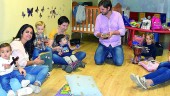 APRENDIZAJE. Un grupo de madres asiste, junto a sus hijos, a una de las clases para niños de 0 a 3 años impartidas por Rubén Fernández.
