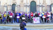 ACTO. Foto de familia de los participantes en la concentración convocada por el colectivo Vida al ciclista en la Plaza de Santa María. 