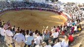 REINAUGURADA. Los aficionados de Navas de San Juan aplauden a Enrique Ponce mientras que el torero recoge la ovación en los medios después de la vuelta al ruedo.