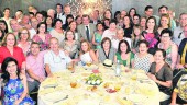 HOMENAJE. Basilio Dueñas, rodeado de amigos que le mostraron su aprecio y cariño durante la comida por su jubilación como jefe de sección de Cirugía General y Aparato Digestivo del Hospital General de Especialidades del Complejo Hospitalario de Jaén. 