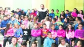CONVIVENCIA. Miguel de Cervantes, con alumnos y profesorado del colegio Virgen de Fátima del municipio galduriense.