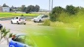 VIGILANCIA. El coche blanco utilizado estos días por la Policía Local para instalar el radar móvil controla la velocidad en un tramo de la antigua Nacional 323, frente la Universidad de Jaén.