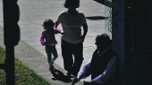 CON MUCHO CUIDADO. Una niña pequeña camina con la ayuda de su madre por el Parque de la Concordia de la capital jiennense.