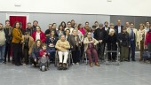 UNIÓN. Usuarios de la Comunidad Terapéutica de Jaén, residentes del centro de mayores de Jimena, profesionales y autoridades posan durante la actividad de ayer.