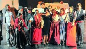 CELEBRACIÓN. Los miembros de La Paca festejan el éxito recaudado con la puesta en escena de su programa “Acércate al teatro” en el Darymelia.