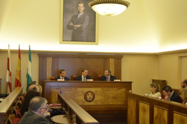 AYUNTAMIENTO. Francisco Huertas, Emilio de Llera y Juan Lillo presiden la reunión del comité. 
