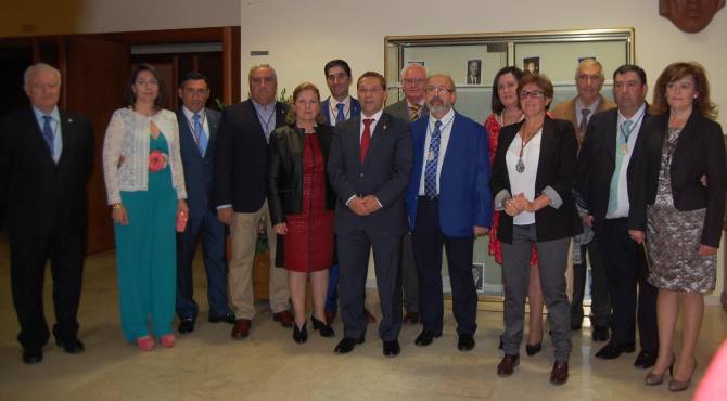 ACTO. Miembros de La Garrocha de Sierra Morena y Enrique Gómez, flanqueados por miembros de la Corporación y de la Junta Rectora.