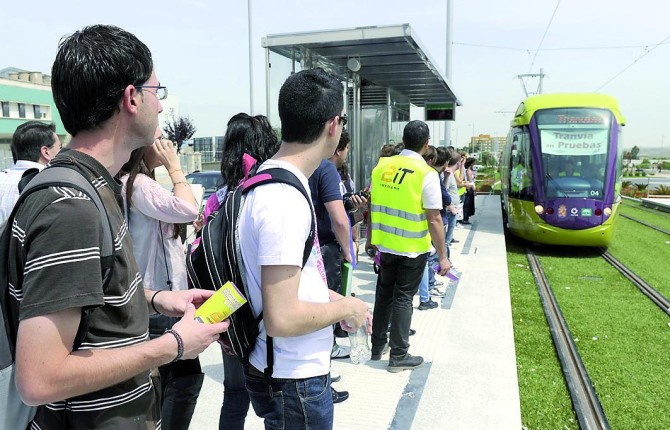 A LA ESPERA. Pasajeros esperan para subir al tranvía, en las pruebas de hace cinco años. (Agustín Muñoz) 