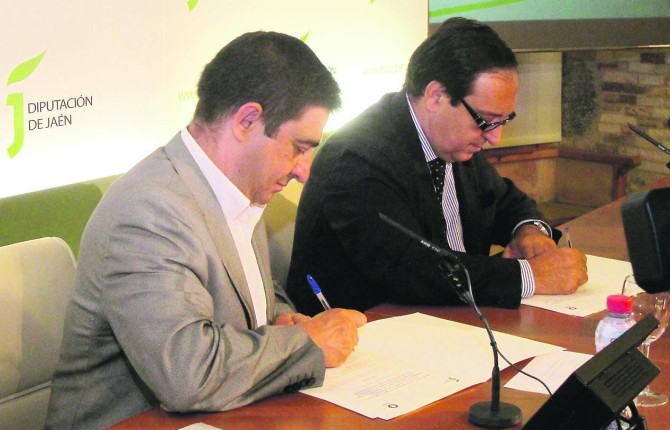 ALIANZA. Francisco Reyes y Pedro Barato, durante la firma del acuerdo para difundir el aceite de oliva.