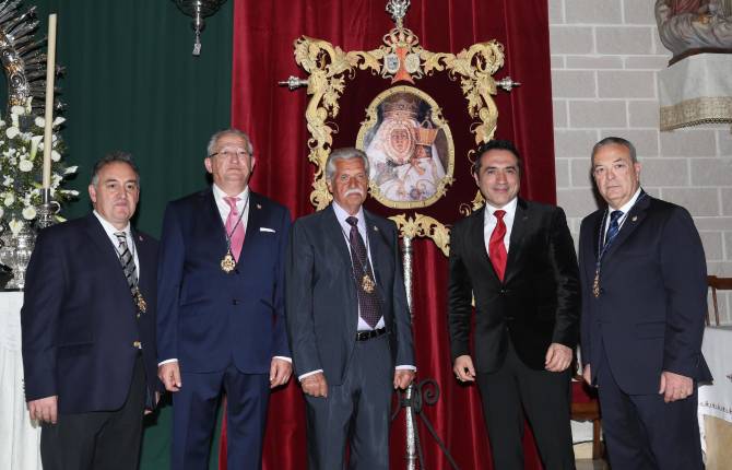 CELEBRACIÓN. Sobre estas líneas, Antonio Montiel junto con miembros de la Hermandad.