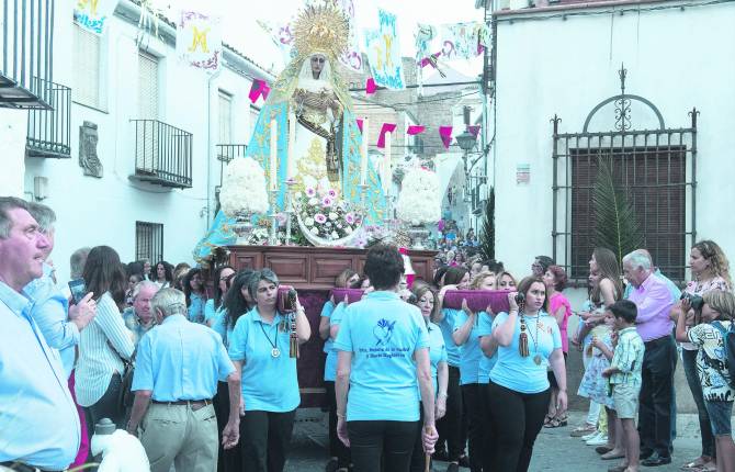 DEVOCIÓN. La Virgen de la Soledad, en su recorrido procesional por San Millán. DEVOCIÓN. La Virgen de la Soledad, en su recorrido procesional por San Millán.