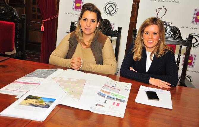 presentación. Natalia Pérez y María del Carmen García, con los planos.