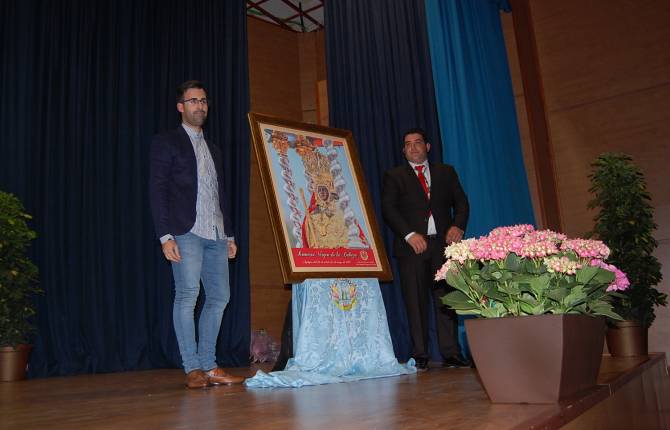 PRESENTACIÓN. Juan Navarro, autor del cartel de la Peña Rincón del Arte. Antonio Robles presenta el cartel de la Asociación Mariana de Anderos de la Virgen de la Cabeza. 