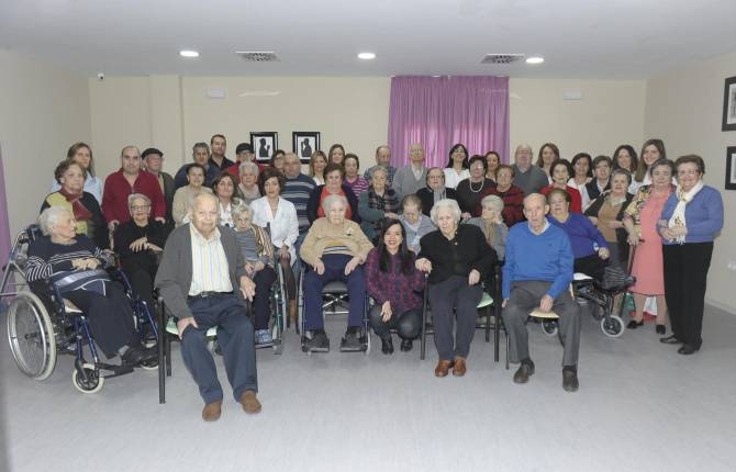 MEMORIA COLECTIVA. Mayores del centro Torrebermeja, con su directora Rocío Molina Carrasco, con la redactora de Diario JAÉN, Esperanza Calzado.