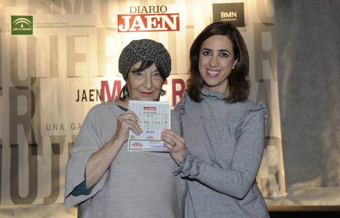 ÚNICA. La actriz Petra Martínez, con la redactora jefa de Diario JAÉN, Manuela Rosa.