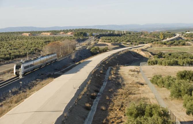 EN LA CAPITAL. Un tren circula por el trazado actual que está al lado de la nueva plataforma en uno de los tramos más avanzados.
