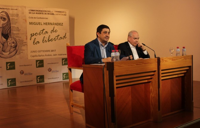 PRESENTACIÓN. El presidente de la Diputación, Francisco Reyes, junto al ex vicepresidente del Gobierno, Alfonso Guerra.