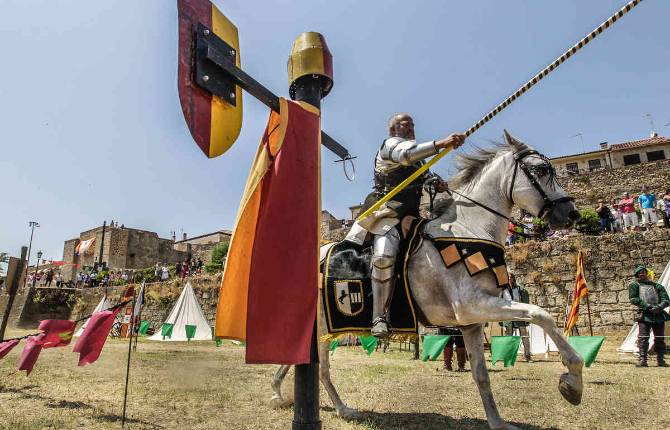 ALARDEAR. Caballero, en una exhibición pública de su preparación para el combate a caballo. 