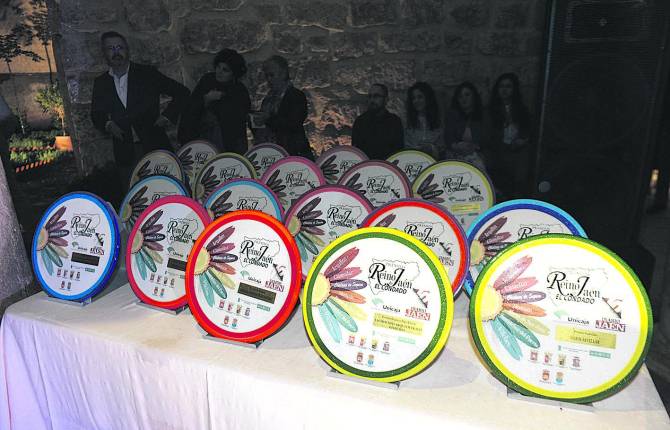 Recuerdo. Los platos de cerámica que reciben los ganadores de los Premios Reino de Jaén. 