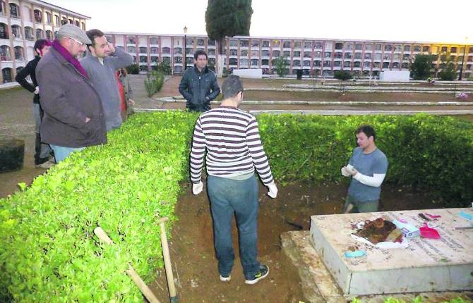 DICIEMBRE DE 2014. Miembros del Foro por la Memoria de Andalucía, en la cata que se autorizó hace dos años. 