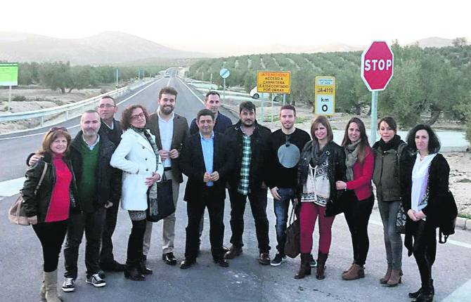 SATISFACCIÓN. Responsables municipales de Bedmar y Garcíez en el arranque de la carretera.