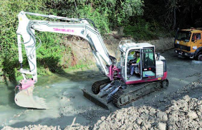 OBRAS. Una máquina de obras trabaja en Puente de la Sierra. 