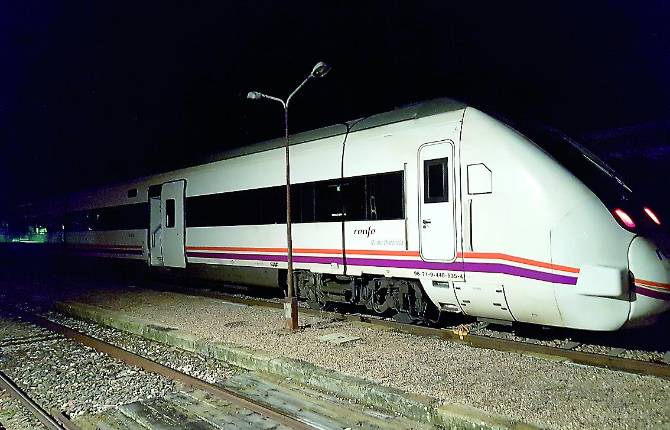 ESTROPEADO. Imagen del tren averiado antes de entrar en las montañas del Parque Natural de Desepeñaperros y una solitaria maleta en la Estación de Venta de Cárdenas.