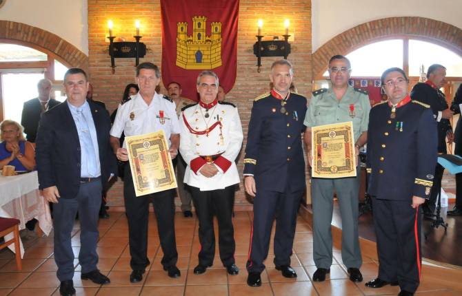 ORGULLO. Luis Ortega y Alfonso Ruiz, con representantes de la Policía y caballeros. A la derecha, colocación de una corona de laurel en el panteón.