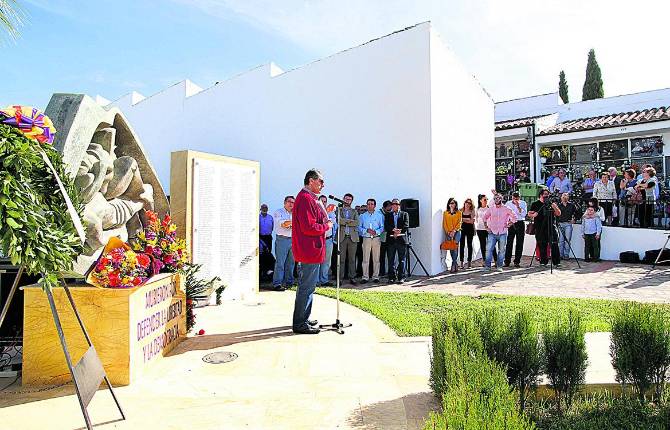 RECUERDO. Fotografía de archivo de un acto de Memoria Histórica celebrado en el cementerio de Martos.