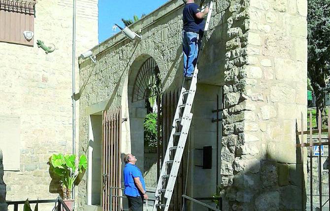 CON CUIDADO. Trabajos de colocación de la nueva iluminación en el Camarín de Jesús. CON CUIDADO. Trabajos de colocación de la nueva iluminación en el Camarín de Jesús.