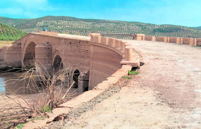 ARQUITECTURA. Vista general del puente de Ariza, única obra civil realizada por Andrés de Vandelvira.