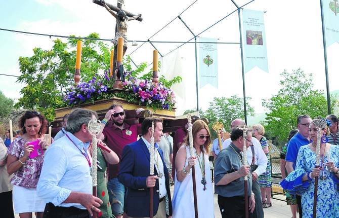 PROCESIÓN. El Cristo sale acompañado de los cofrades. PROCESIÓN. El Cristo sale acompañado de los cofrades.