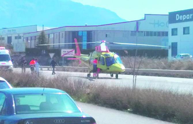 GRAVEDAD. Helicóptero en el que se realizó el traslado de los heridos. GRAVEDAD. Helicóptero en el que se realizó el traslado de los heridos.