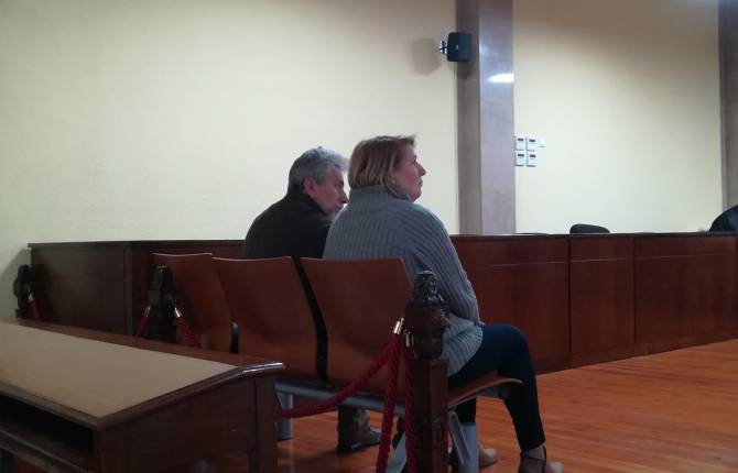 EN LA AUDIENCIA. Los dos empresarios acusados se enfrentan a una petición de dos años y medio de cárcel.