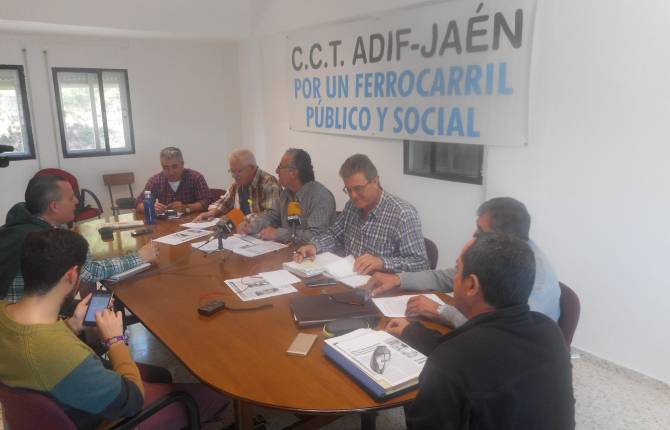 comparecencia. Miemrbos del comité de empresa de ADIF ante los medios de comunicación. 