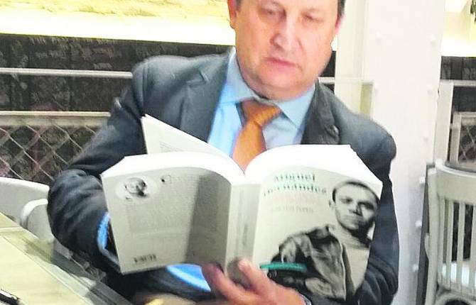 AUTOR. José Luis Ferris hojea un ejemplar antes de la presentación en Madrid. 