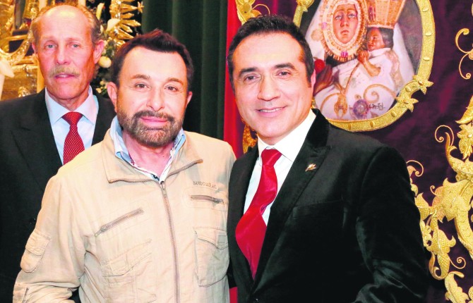 El artista acompañado de José Manuel Parada y de cofrades que no dudaron en pedir autógrafos al reconocido pintor. 