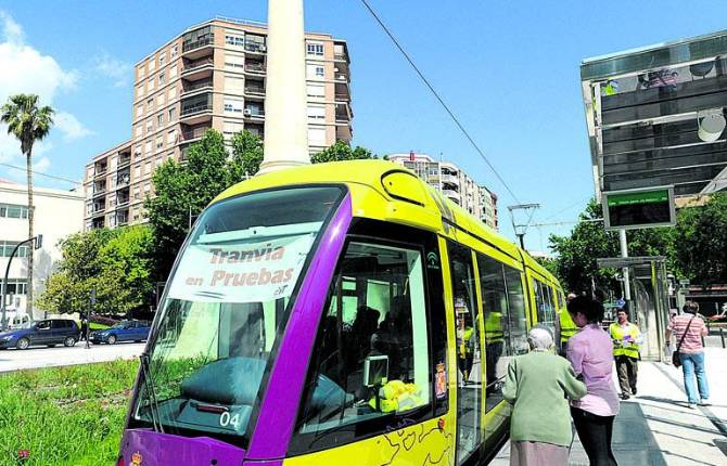 PROYECTO. Uno de los tranvías, durante el periodo de pruebas en 2011. PROYECTO. Uno de los tranvías, durante el periodo de pruebas en 2011.