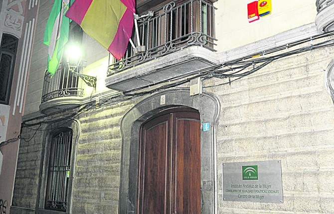 Calle Hurtado. Entrada principal de la sede del Instituto de la Mujer en Jaén.