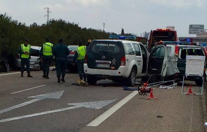 Coches de la Guardia Civil que se han visto implicados en el accidente