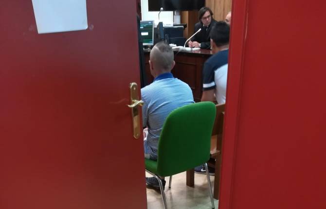 preso. Francisco V. A., el falso empresario, en el banquillo.