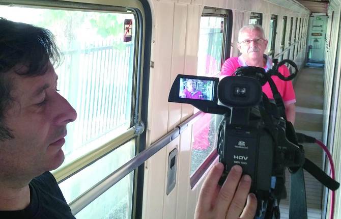RODAJE. El cámara Pablo Flores graba la entrevista a Luis Marín en el interior de un vagón. 