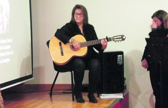 original. Isabel López Mayorga, guitarra en mano, canta a la Semana Santa de Jaén.